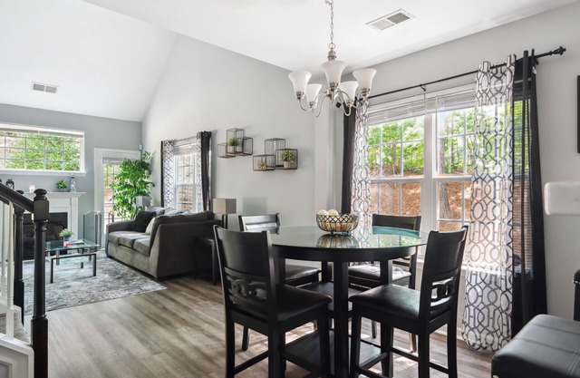 Luxury Townhome in Charlotte-10 min from UNCC, PNC Pavilion and Motor Speedway