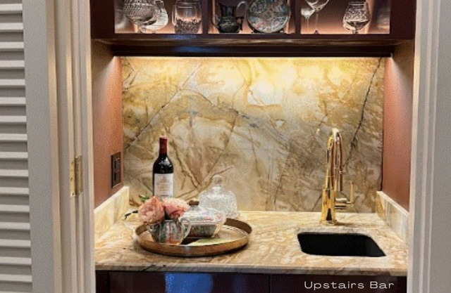 Luxury townhouse close to McNay, Witte, Children Museum and Pearl District.