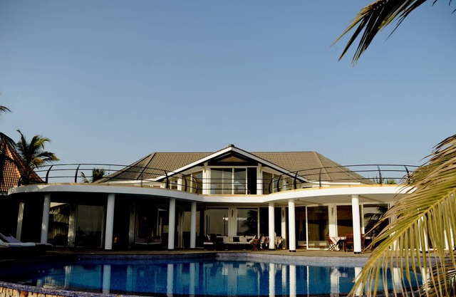 luxury villa on the sea 900m2 swimming pool, billiards, staff available