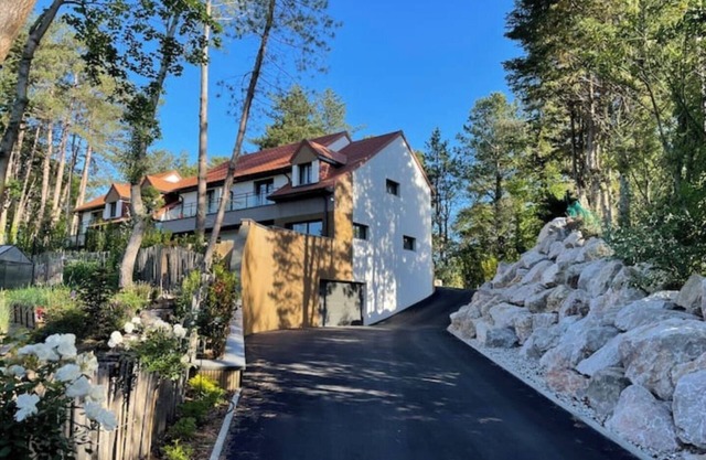Luxury villa "les Hauts Pins" for 10 p- Pine forest view-4 bedrooms -2 bathrooms