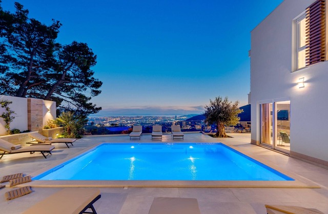 Luxury Villa 7th Heaven with heated pool, hot-tub, gym, panoramic views