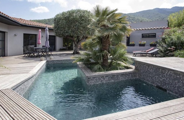 Luxury villa between sea and mountains