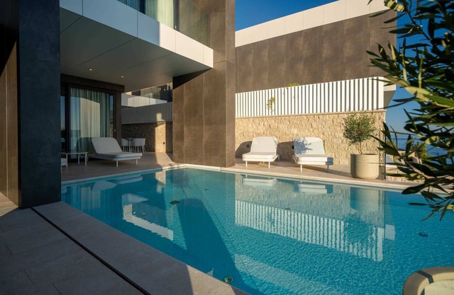 Luxury Villa Beyond Waves with Pool