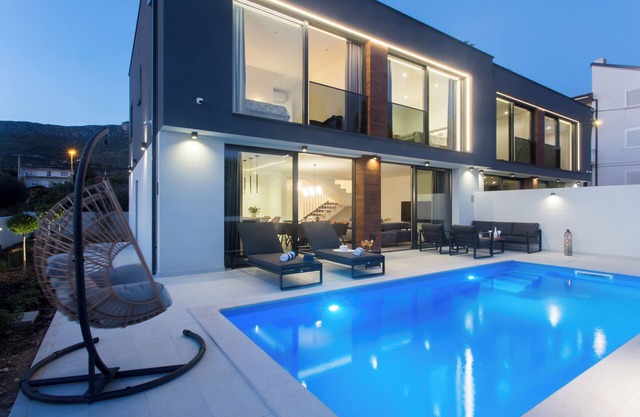 Luxury Villa,Heated pool, Seaview, 90m to Beach, BBQ