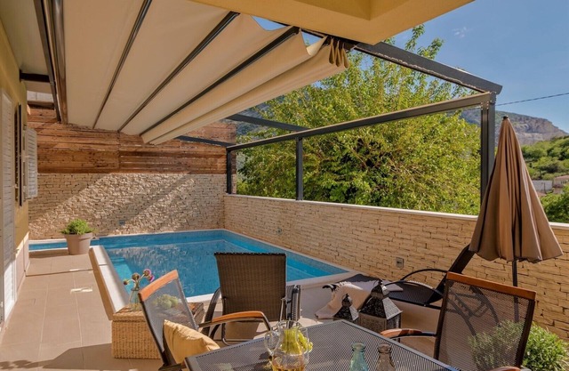 Luxury Villa LeLu with heated saltwater pool suitable for children and pets, with parking, high speed Internet, BBQ
