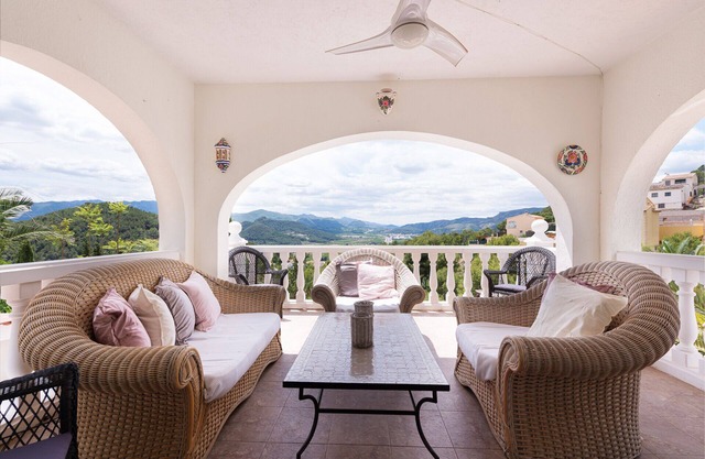 Luxury villa of 300 m2 with solar heated pool and scenic views for 15 persons