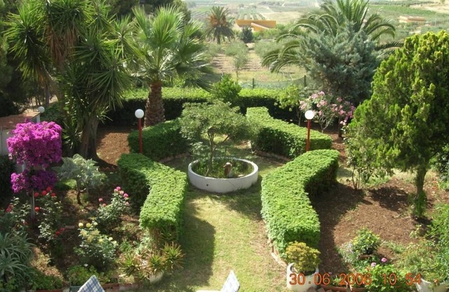 Luxury villa on the 1st floor with panoramic view, well kept garden and aromatic