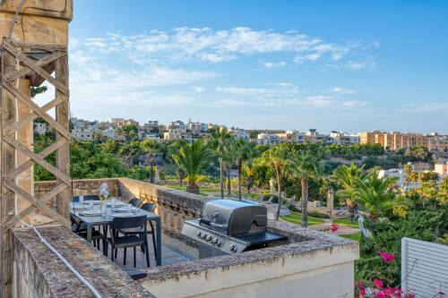 Luxury Villa Sea Views Heart of St Julians