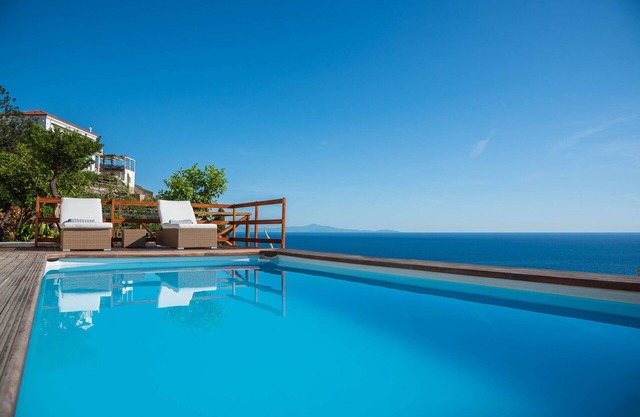 Luxury Villa Vittoria- Villa with garden, swimming pool and jacuzzi overlooking the sea