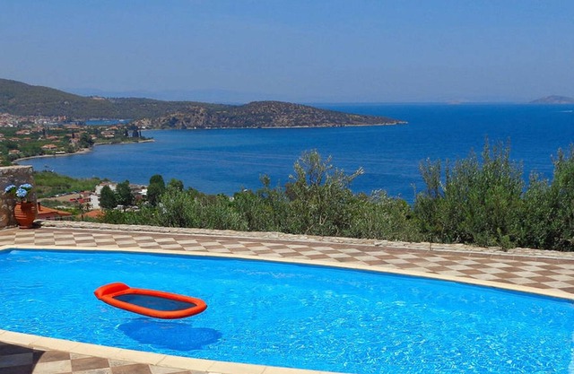 Luxury Villa with Pool overlooking a Majestic View