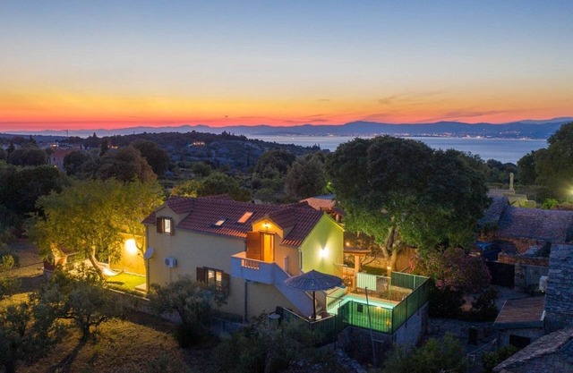 Luxury villa with a swimming pool Škrip, Brač (K-17350)