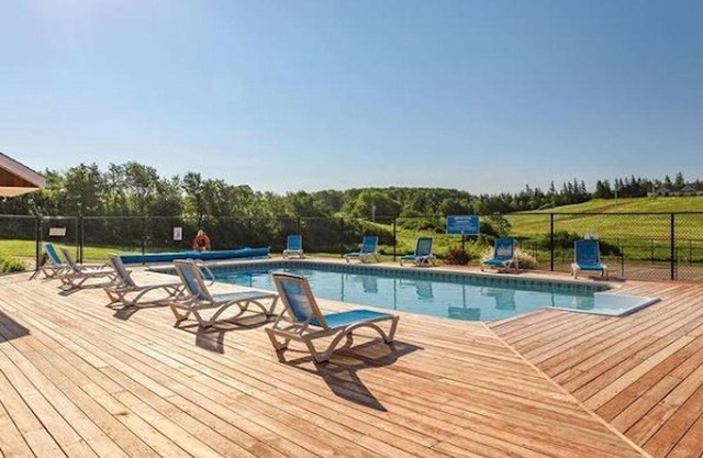 Luxury Villa With Hot Tub & Access To Pool, Minutes To Cavendish Beach