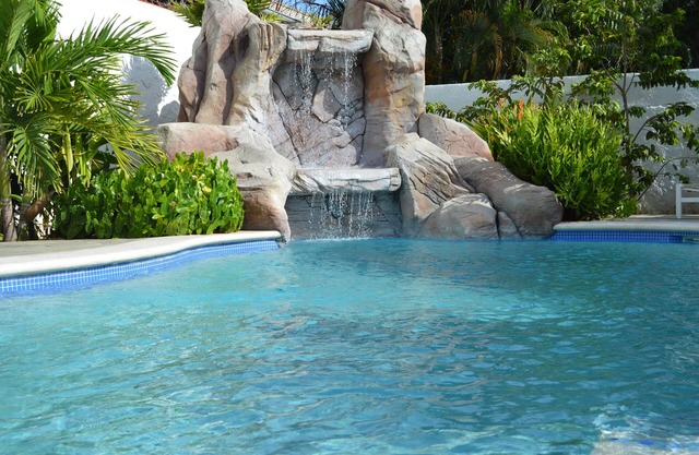 Luxury Villa with private pool and tropical garden near Mambo & Cabana beach