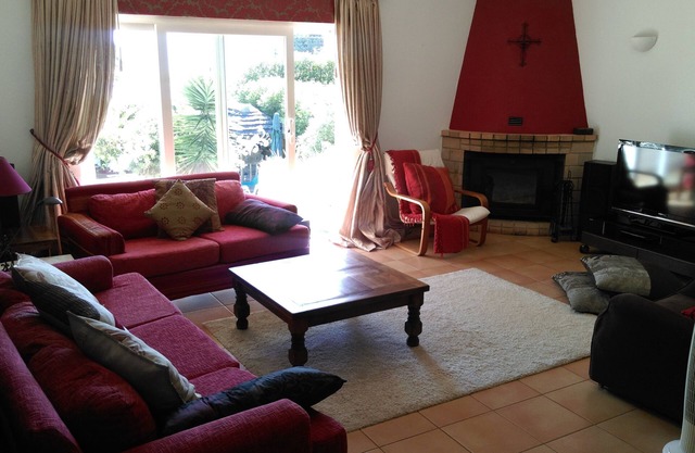 Luxury Villa With Private Pool & Gardens, Near Beaches and Marina