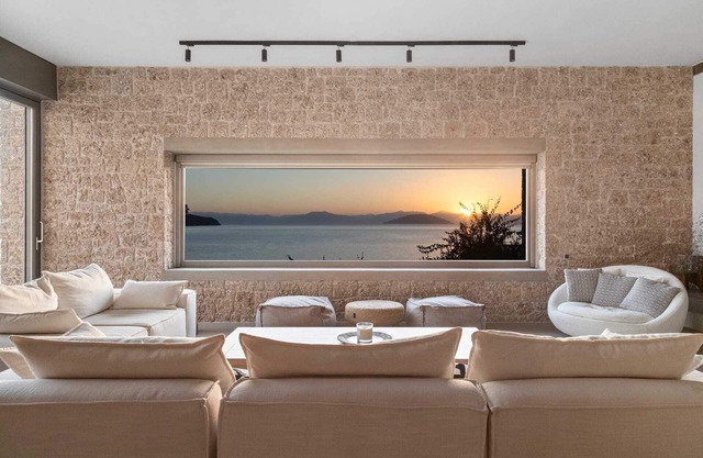 Luxury Villa with Sunset Pool, Tennis & Beach Volley – Ideal for Large Families!