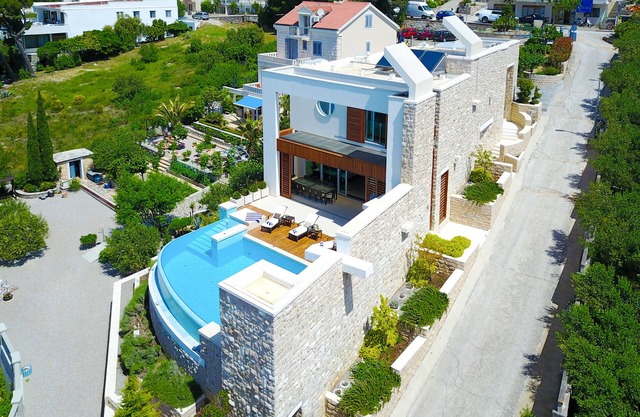 Luxury villa with the infinity pool in Brela
