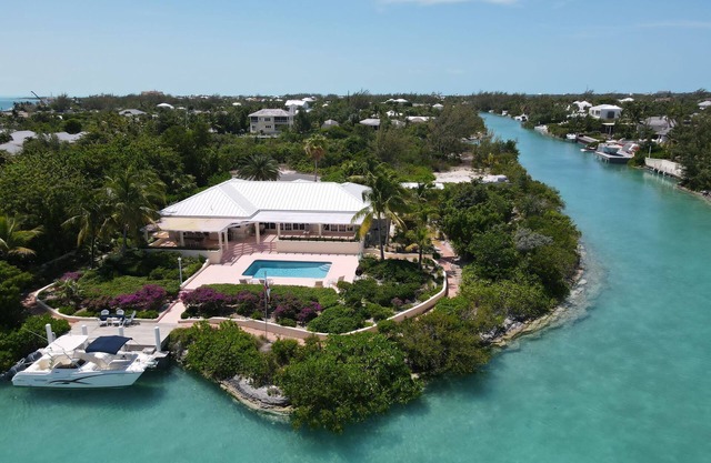 Luxury Water Front Villa with Housekeeping