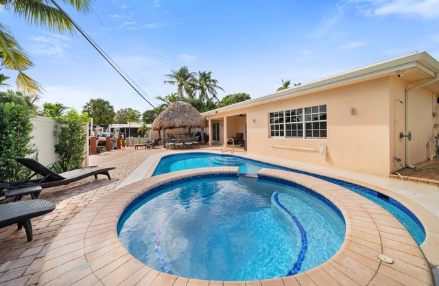 Luxury Water Front, Heated Pool & Jacuzzi, 5br
