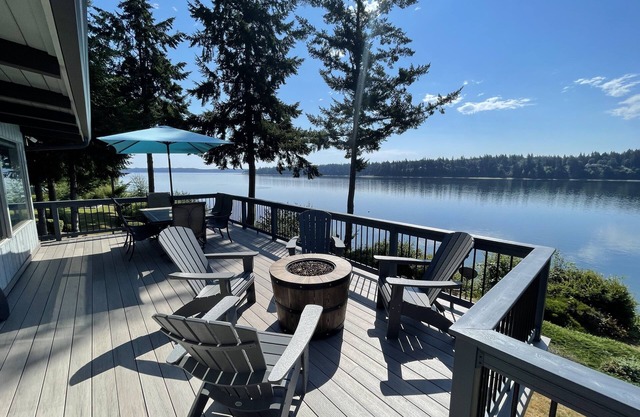 Luxury Waterfront home in Grapeview, private beach, kayaks and so much more!