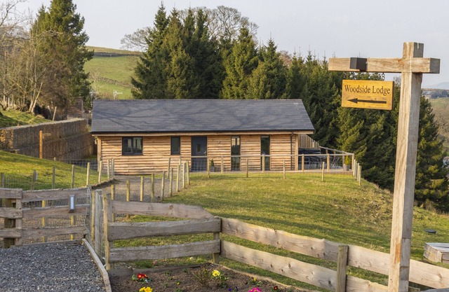 Luxury Woodside Lodge 2 with hot tubs