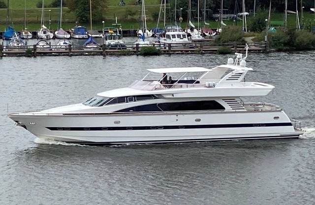 Luxury yacht in marina de Badalona. Price for overnight stay in the whole yacht.