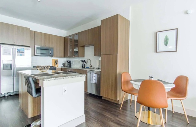 Luxury1BR King Suite | Pool, Parking & Fitness Cen