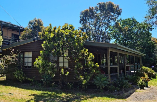 Lyall Street Beach Cabin