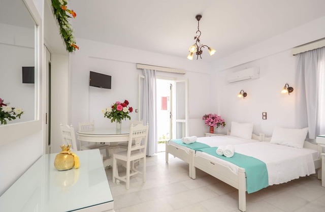 "Lygdamis Hotel" quadruple apartment in the heart of Naxos