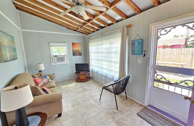 Lyons Cottages - Cottage #5, 2BR Walk to the Beaches of Stanhope National Park!