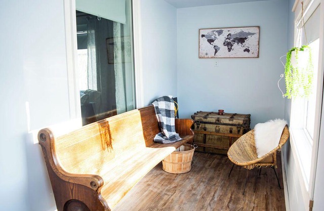Lyons Manor Rest & Relax, Golf Hockey Curl & Shop Newly Renovated CharacterHome