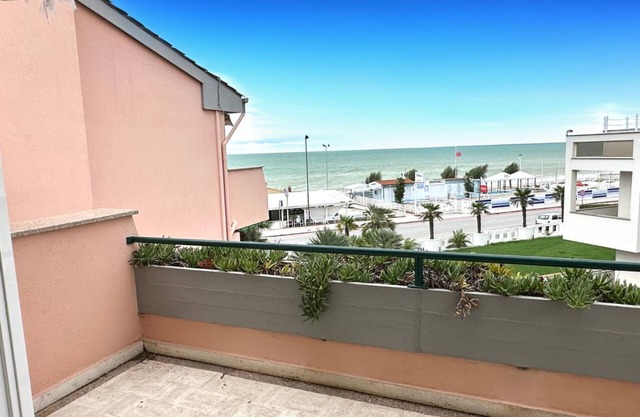 M079 - Marcelli, seafront three-room apartment in a residence with swimming pool