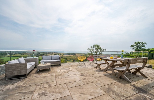 Maes Teg - Four Bedroom House, Sleeps 8