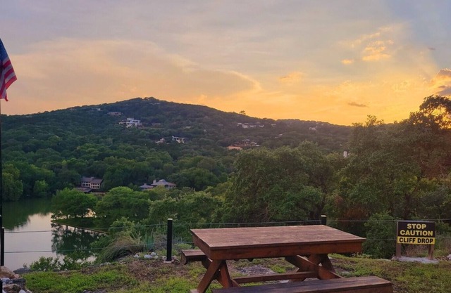 Magic Cottage Overlooking Lake Austin