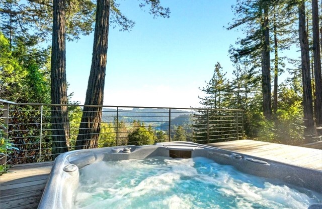 Magic Madrone- Stunning & Comfy!Top of Redwoods!Astonishing Views!HotTub/WiFi