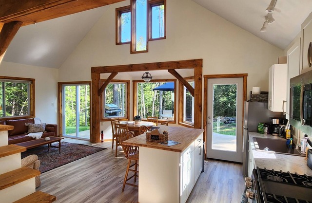 Magical Retreat Cottage - Brilliant Autumn Colors and Waterfalls Vermont Getaway