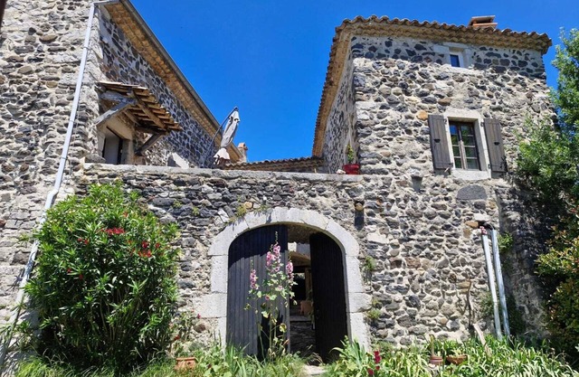 Magnanerie Isolée au Milieu de 8Ha de Thym Sauvage en Surplomb de la Vallée