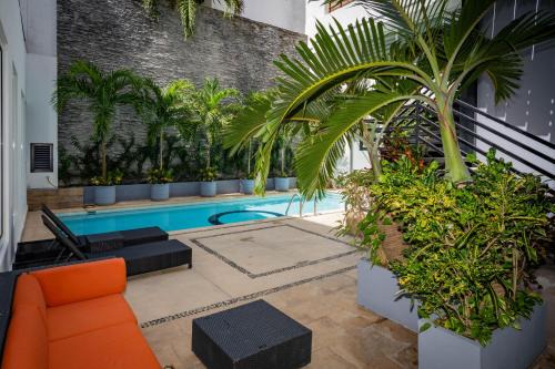 Magnificent 2 blocks from the beach and 5th Ave