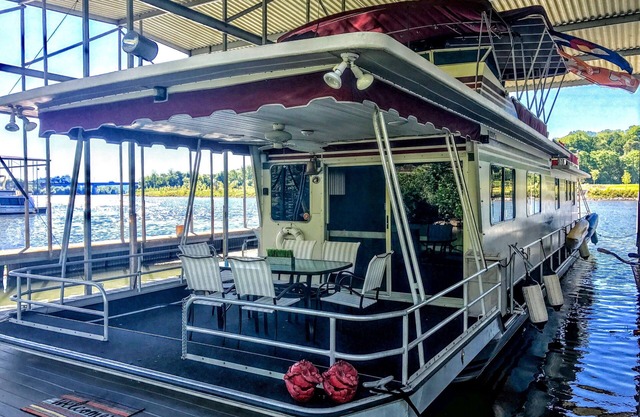 Magnificent 70' Houseboat with Roof Top Party Deck Walking Distance to DT Knox