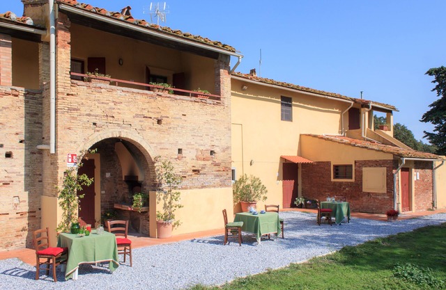 Magnificent and large apartment in the Tuscan countryside