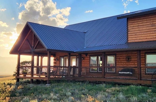 Magnificent Cabin views of Sangre De Cristo Mountain Range, and Wet Mountains.