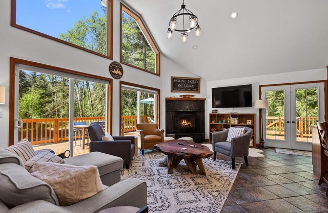 Magnificent Custom-Built Lodge Surrounded By Forest of Douglas Firs, Cedar Trees
