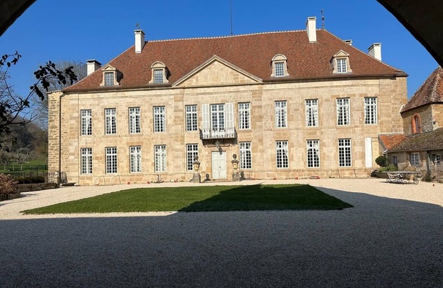 Magnificent château between Burgundy and Haute-Marne with park and swimming pool.