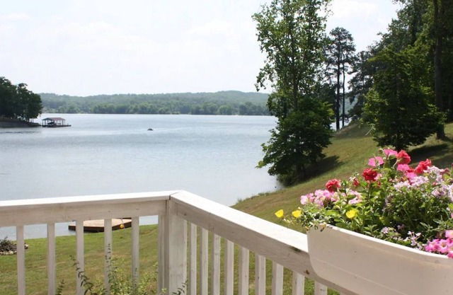 Magnificent Lakeside Chickamauga Resort & Private Boat Dock. Pets ok, hot tub