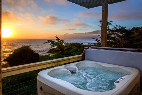 Magnificent Oceanview by OceanviewHotTubs Oceanfront! Shelter Cove, CA Tesla EV station