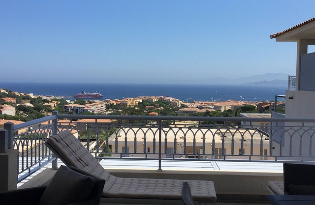 MAGNIFICENT SEA-FRONT TERRACE APARTMENT for 4 to 4 people