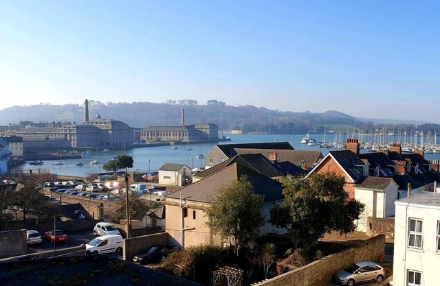 Magnificent views of Tamar and Rwy. Free Parking
