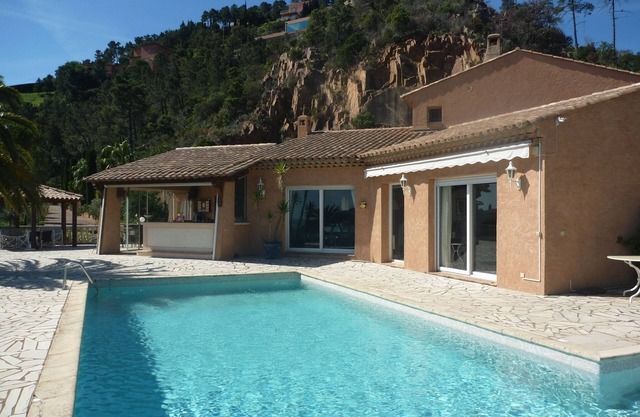 Magnificent villa on flat ground enjoying a superb sea view and Esterel