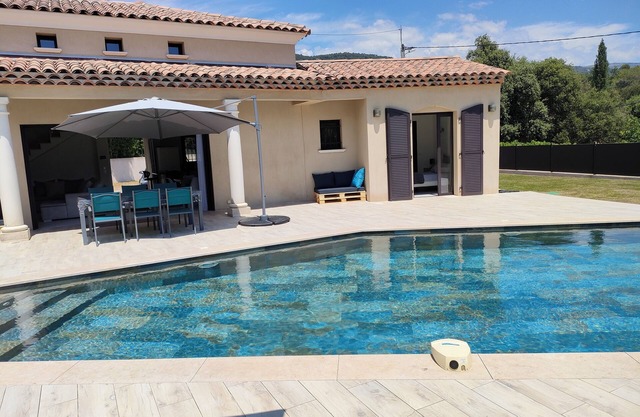 Magnificent villa between sea and mountains. Private swimming pool. Air-conditioned.