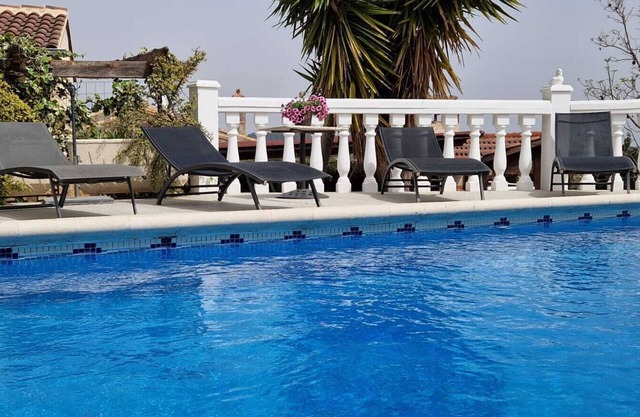 Magnificent villa with private pool and exceptional views, ideal for families.