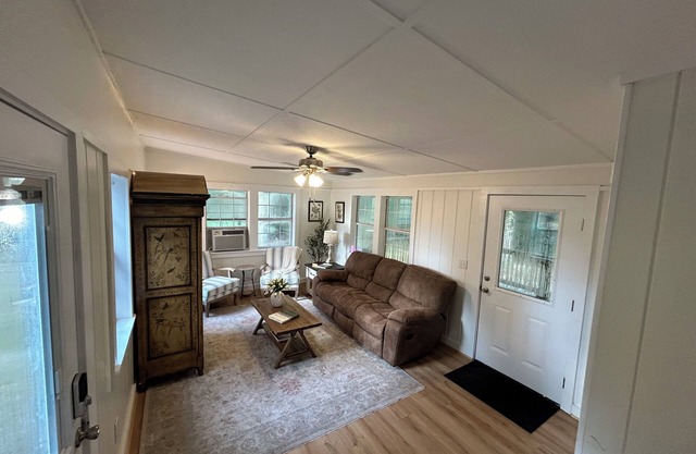 Magnolia Cabin - Peaceful, Relaxing Getaway Nestled on the Farm